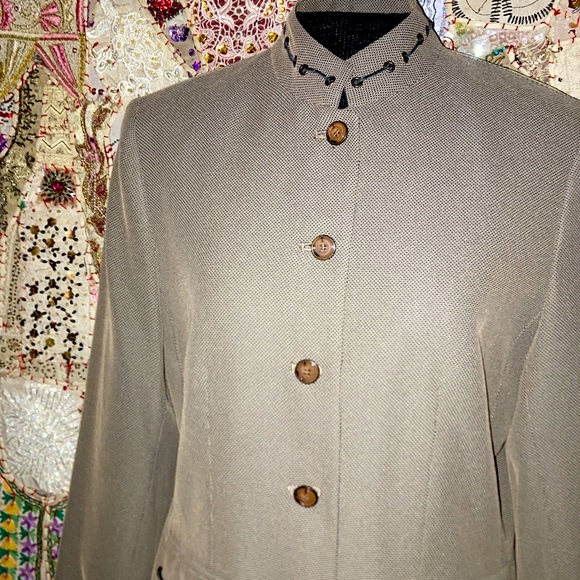 100% Polyester Sell & Lining 3/button closure and w/ threaded decorative design - Picture 2 of 4